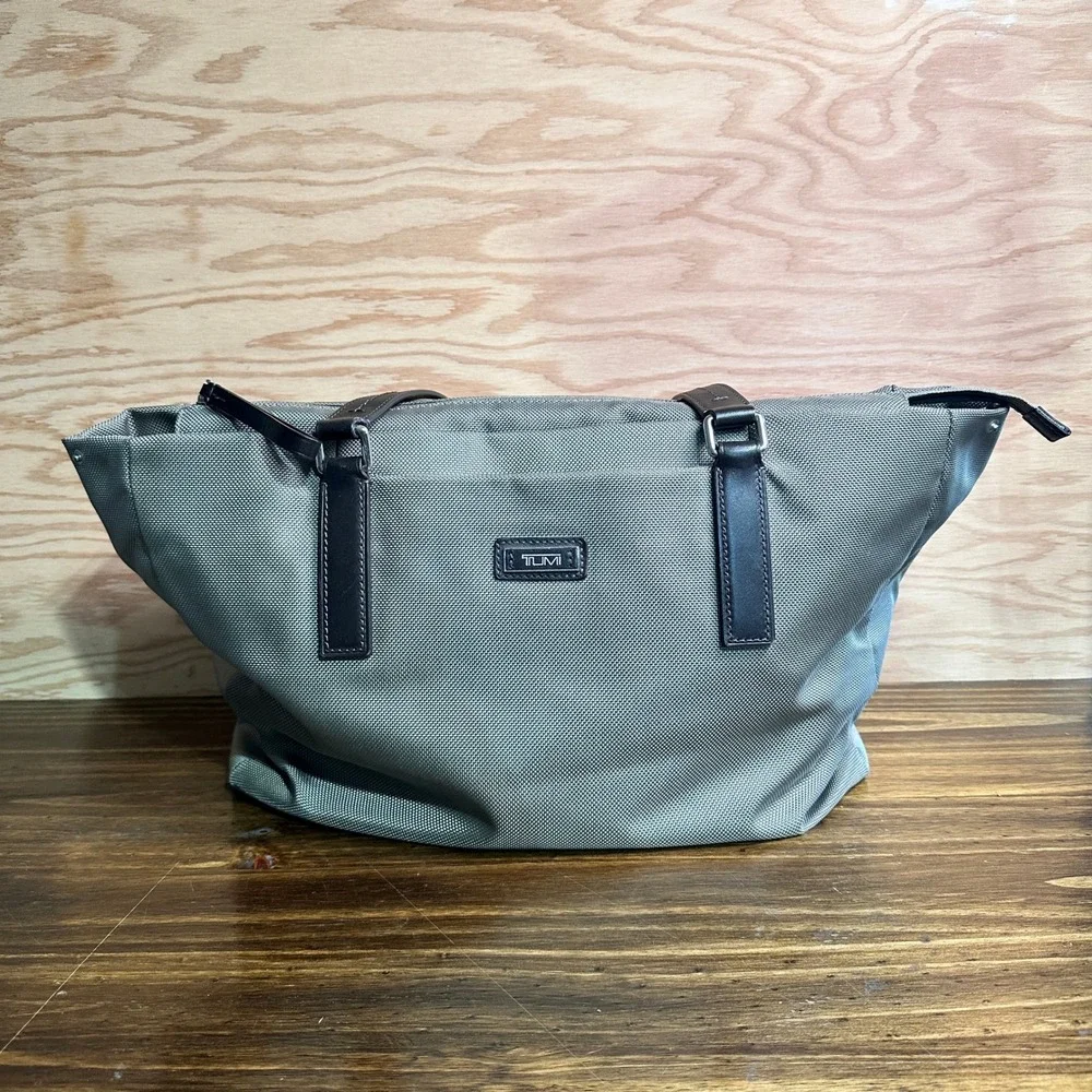 Tumi Shoulder Bag Voyageur Q-Tote Gray Ballistic Nylon Leather Trim Bag 73214BRD